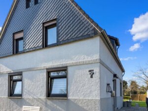 Zweifamilienhaus mit riesigem  Grundstück und viel Platz für Ideen (oben vermietet, unten frei)