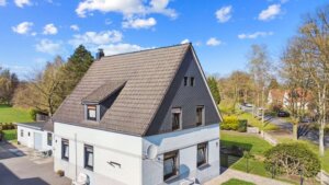 Zweifamilienhaus mit großem  Grundstück und viel Platz für Ideen