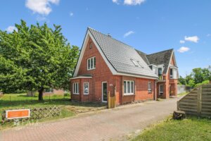 +++ Zweifamilienhaus mit vielen Möglichkeiten und großem Grundstück +++