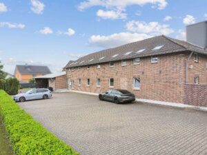 Moderne Büroeinheit in historischer Backsteinarchitektur