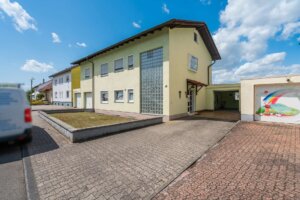 Zweifamilienhaus mit Garagen und großem Garten !!
