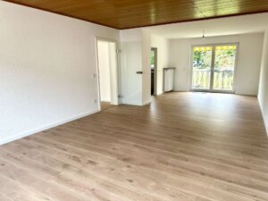 Sonnenhelle Wohnung in Waldrand-Lage mit Balkon & 2 x PKW