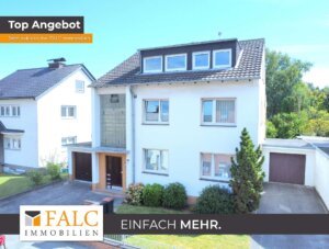 Dreifamilienhaus mit Traumgarten, Garagen und Chance auf Baugrundstück