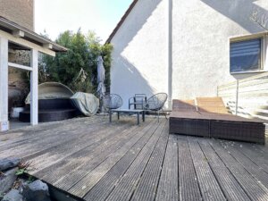 ***Besondere 3 Zimmer Erdgeschosswohnung mit Whirlpool, Terrasse & Garage in Hetjershausen** *