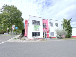 Vielseitiges Gewerbeobjekt mit modernem Bürotrakt und großzügigem Lager