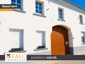 Vierkanthof mit Blick auf Wiesen und Felder