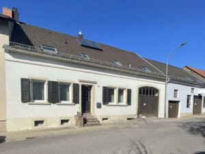 Zweifamilienhaus mit Halle, Werkstatt und Garagen