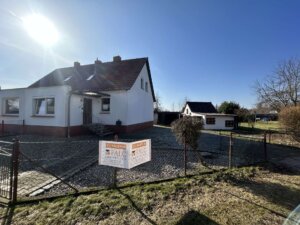 Sanierungsbedürftige Doppelhaushälfte + mögliches Baufeld